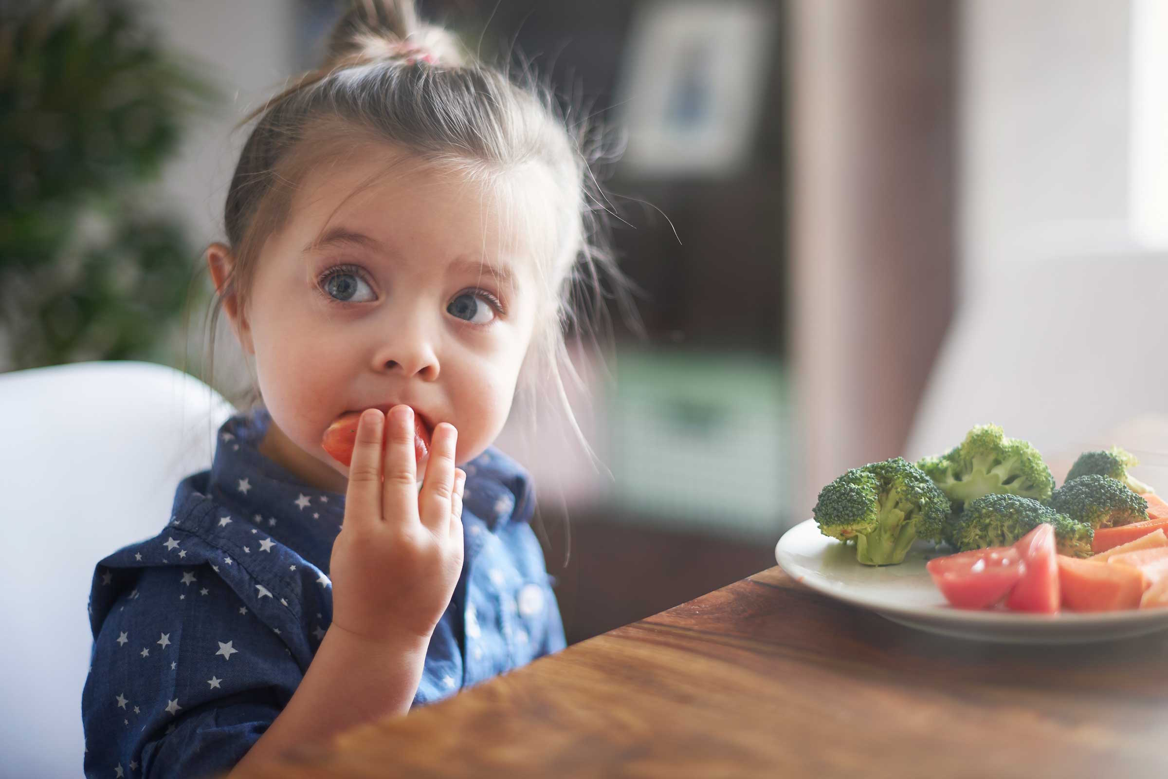 13-healthy-things-you-can-stop-doing-right-now_children-eating-vegetables_65135919_gpointstudio